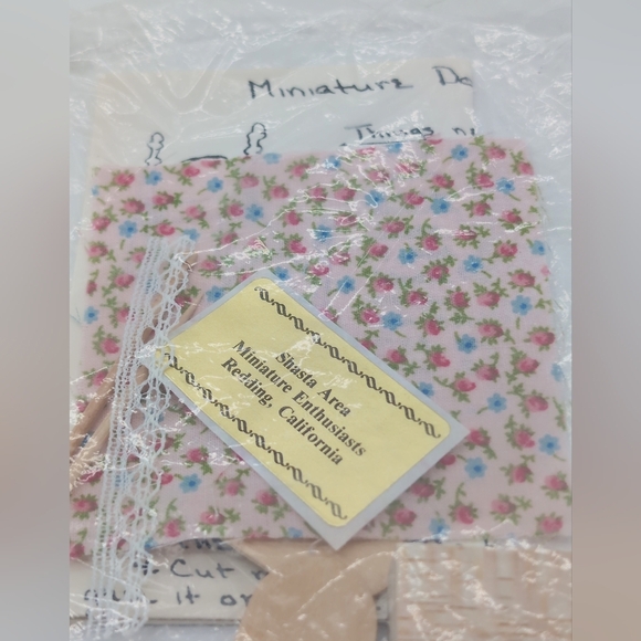 Unopened Dollhouse Bed Kit with Floral Fabric Shasta Area Miniature Enthusiasts - Picture 3 of 4